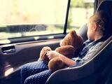 ¿Cómo evitar que un niño sea olvidado en la cabina de un carro?