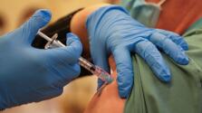 Un hombre se vacunó 217 veces contra el covid-19: el Dr. Juan explica los riesgos para la salud