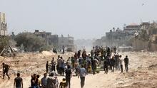 Israel reduce tropas en el sur de Gaza y los palestinos encuentran destrucción al regresar a sus hogares