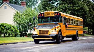 Despiden a conductora de autobús escolar por beber alcohol trasladando a niños