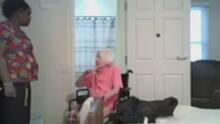 Abuela de 93 años es golpeada por su cuidadora: la sospechosa intentó asfixiarla con un pañal