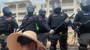 Policías jalan por el pelo a una manifestante durante protesta en Rincón