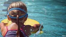 Gobernador firma ley que hace disponibles clases de natación gratuitas para niños en Florida