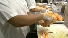 Trabajadores de restaurantes de comida rápida en California comienzan a ganar $20 la hora