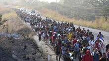 Se reagrupa la caravana migrante tras denunciar que México rompió la promesa de entregarles documentos