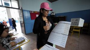 Los ecuatorianos votan a favor de endurecer la lucha contra el crimen, en apoyo a su nuevo presidente