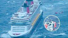 Una camilla suspendida en el océano: el momento en que una mujer embarazada es evacuada de un crucero de Disney