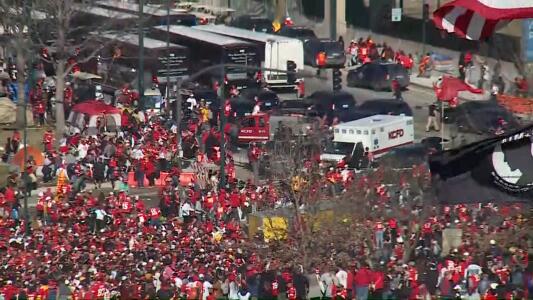 El momento de caos que causó el tiroteo en pleno desfile del Super Bowl en Kansas City