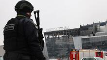 Más de 130 muertos y los presuntos atacantes detenidos: lo último del sangriento atentado terrorista en Moscú 