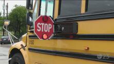 Papás de Fort Worth ISD aseguran que sus hijos son dejados lejos de las paradas de autobuses