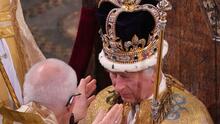 El momento en que Carlos III es coronado como rey del Reino Unido en la Abadía de Westminster