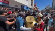 Protesta de músicos en Mazatlán: Se registra confrontación entre oficiales y manifestantes