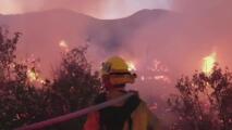 Cientos de bomberos intentan contener los incendios Agua y Víctor, en la zona de Santa Clarita