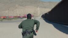 El momento en que 5 migrantes trepan el muro hacia EEUU frente a agentes de la Patrulla Fronteriza