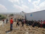 Hallan 137 migrantes hacinados en un tráiler en la "carretera de la muerte" en el norte de México
