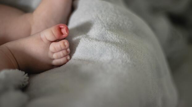 Lo que debes saber sobre el raro y peligroso 'síndrome del torniquete' en bebés 