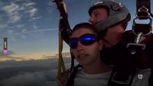 Esto vieron una joven y su papá al lanzarse en paracaídas durante el eclipse del 8 de abril