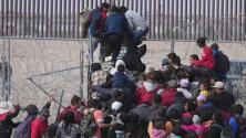 El momento en que cientos de migrantes trepan la valla de alambre en la frontera de Texas y cruzan a EEUU