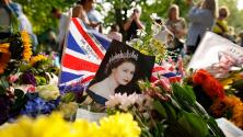 Familias de diferentes nacionalidades llegan al palacio de Buckingham para honrar a la reina Isabel II