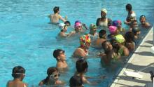 Parques de NYC ofrece clases de natación gratuitas para menores durante el receso invernal