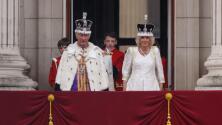 Sonrientes y contentos: así fue el saludo del rey Carlos III y la reina Camila desde el balcón del Palacio de Buckingham