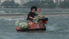 Dos hombres ignoran las advertencias y salen a navegar en un pato inflable en medio del huracán Idalia