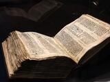 Esta rarísima Biblia hebrea tiene más de mil años y se subastó por $38 millones 