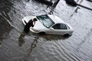 ¿Qué debo hacer si hay una inundación y me encuentro en el auto?