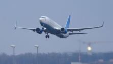 Anuncian nuevas reglas para proteger a viajeros de avión: podrán tener reembolsos por retrasos