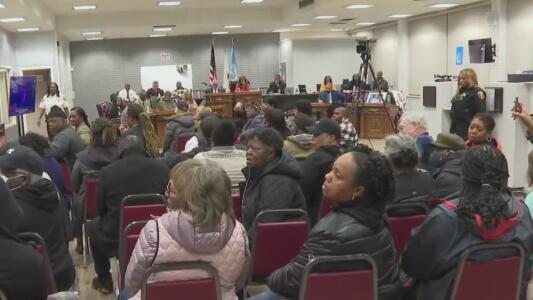 Termina en caos la reunión convocada para discutir la propuesta para investigar a la alcaldesa de Dolton