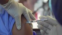 Vacuna contra nuevas variantes de covid-19 gratis en Los Ángeles y sin importar su situación migratoria