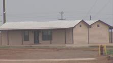 Centros de detención migratoria en Texas permanecen operando pese a medida judicial en su contra