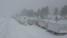 Vehículos quedan atascados en carreteras de California por las nevadas: “Estaba horrorizada”