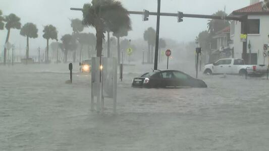 La marejada ciclónica de Ian inunda la costa noreste de Florida mientras se aleja del estado