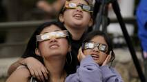 Consejos de una oftalmóloga para observar el eclipse solar de forma segura