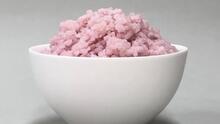 Este arroz rosa fue creado en laboratorio y tiene igual cantidad de proteínas que la carne de res: ¿te lo comerías?