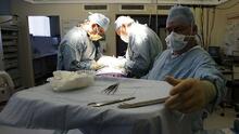 Médico es acusado de manipular una lista de pacientes candidatos a trasplante de hígado y riñón: esto se sabe