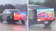 Familia graba una Tesla Cybertruck con una pantalla LED pegada en una autopista de Texas