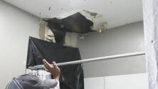 Familia denuncia que una fuga está carcomiendo el techo de su departamento