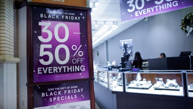Cuatro consejos para no gastar más dinero en el ‘Black Friday’ y aprovechar los descuentos