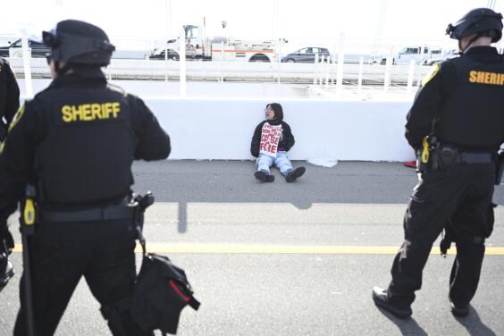 Arrestan a manifestantes en el Bay Bridge que paralizaron el tráfico