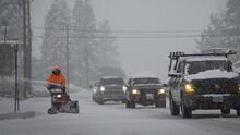 Poderosa tormenta en California y Nevada obliga cierre de carretera interestatal y deja 'montañas' de nieve