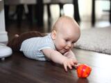 Tu bebé necesita jugar boca abajo: hay una edad en la que debes colocarlo sobre su pancita
