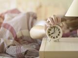 Nunca más perderás tu bono de puntualidad con estos tips para despertar temprano y con energía