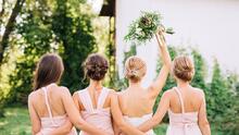 Si tus madrinas usan vestidos del mismo color para tu boda, ¡saldrán fotos increíbles!