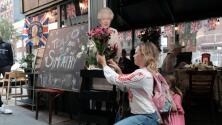 Un restaurante en el bajo Manhattan se convierte en el centro de los homenajes a la reina Isabel II
