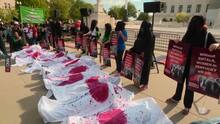 La Marcha de las Mujeres celebra “funeral” frente al edificio de la Corte Suprema
