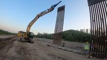 Administración Biden ordena reforzar la frontera en el sur de Texas con barreras que incluyen zonas de muros