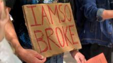 Estudiantes protestas ante el aumento del costo de matrícula en la Universidad de Sacramento