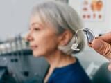 El uso de audífonos reduce el riesgo de sufrir demencia: las claves de un nuevo estudio